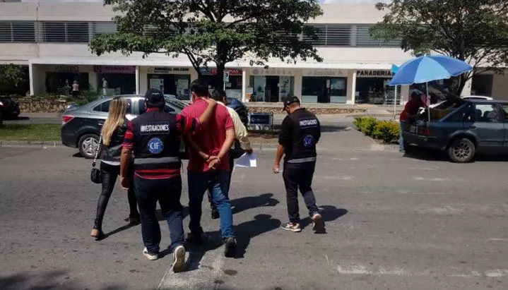 Policia detenido financiera