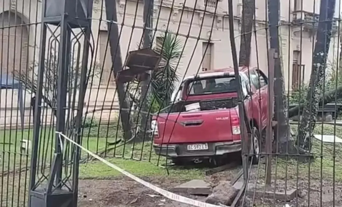 camioneta en casa de gob